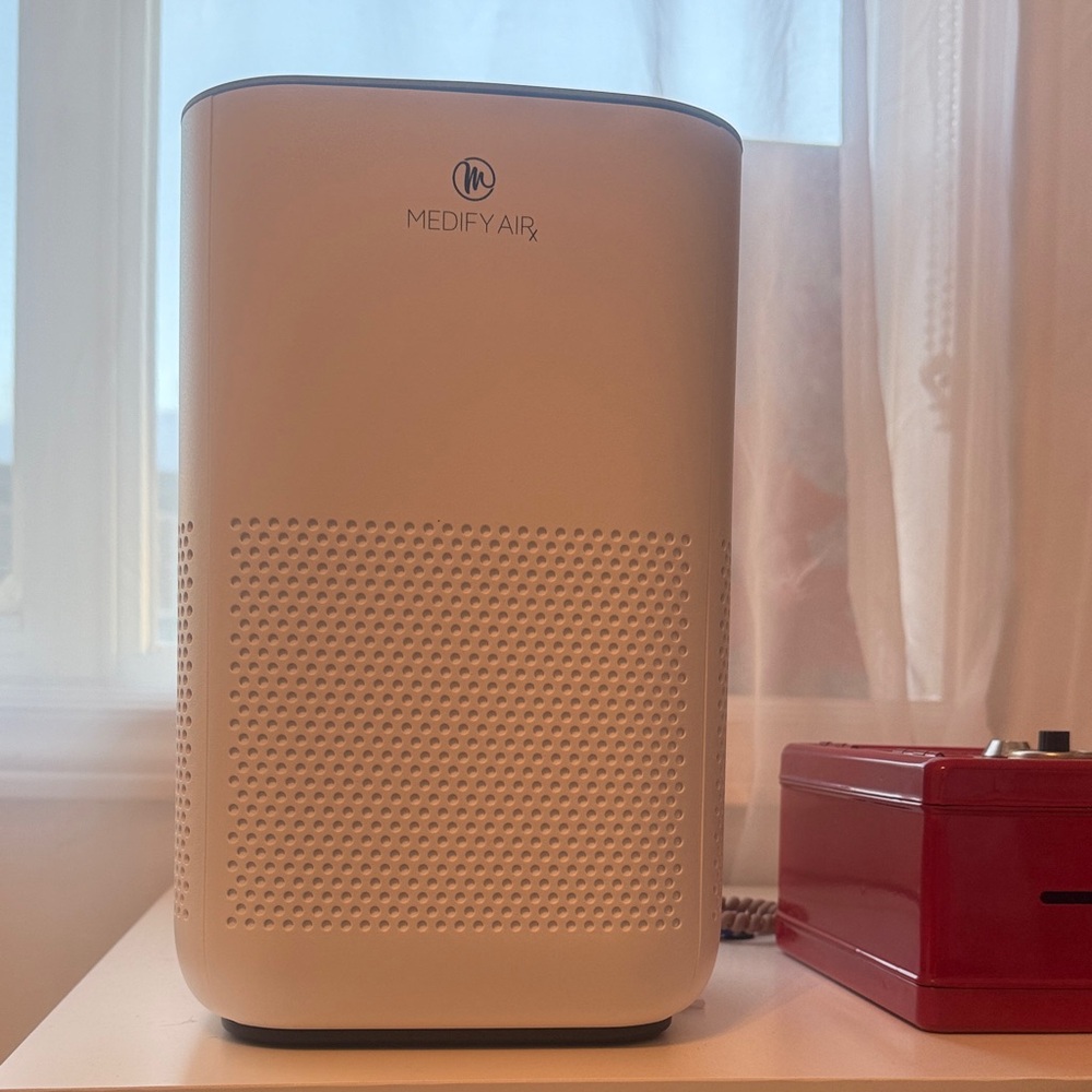 Medify Air - Air Purifier in White Condition: Basically New. PS:loud fan sound